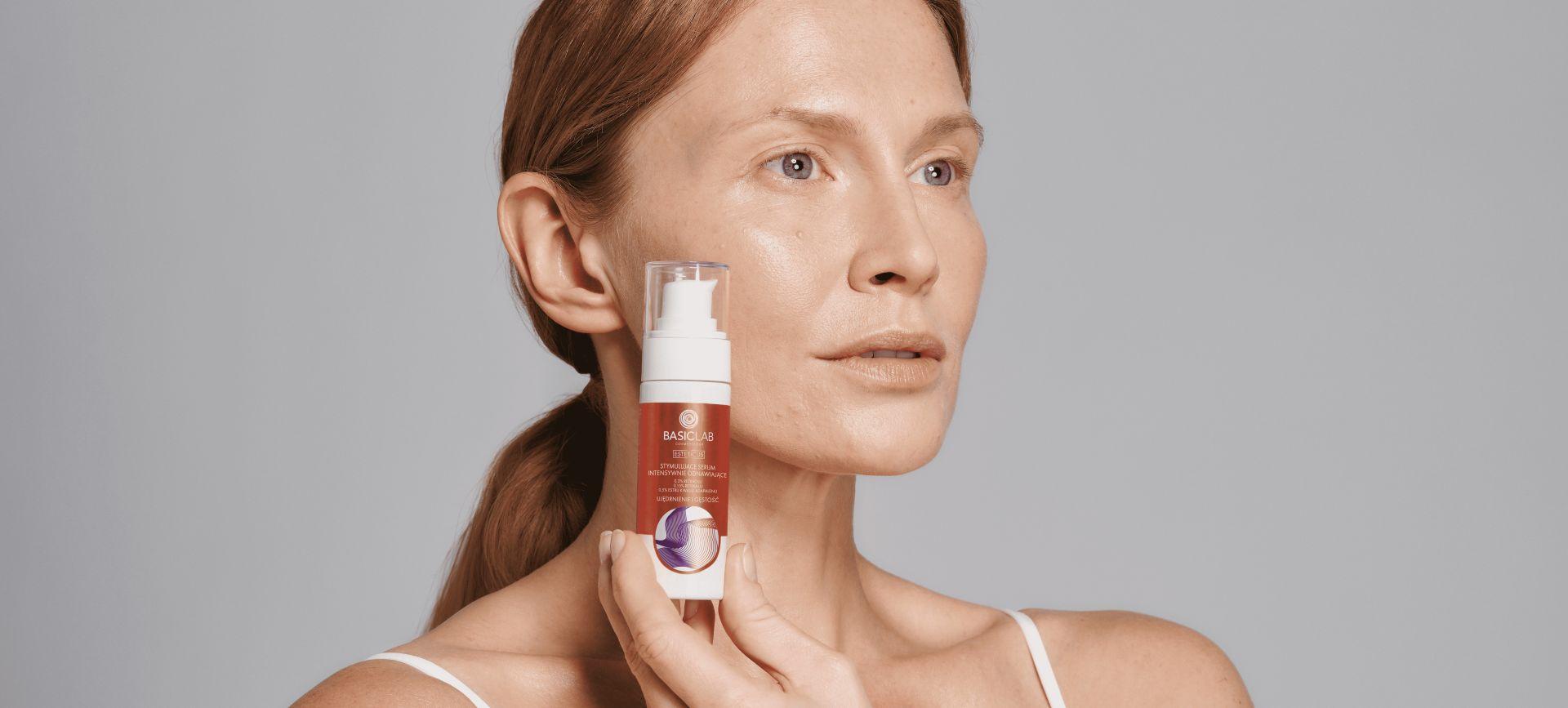 BasicLab łączy trzy formy retinoidów w jednym serum. Nowa rutyna anti-aging marki
